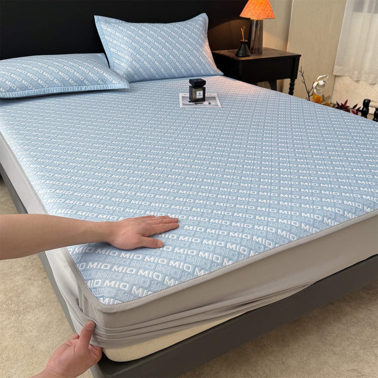 91家纺网 家纺一手货源 找家纺 慕木家纺 2026新款A类高端pe双面乙纶冰豆豆凉席摩登MIO系列（提供买家秀） 摩登MIO-蓝床笠款