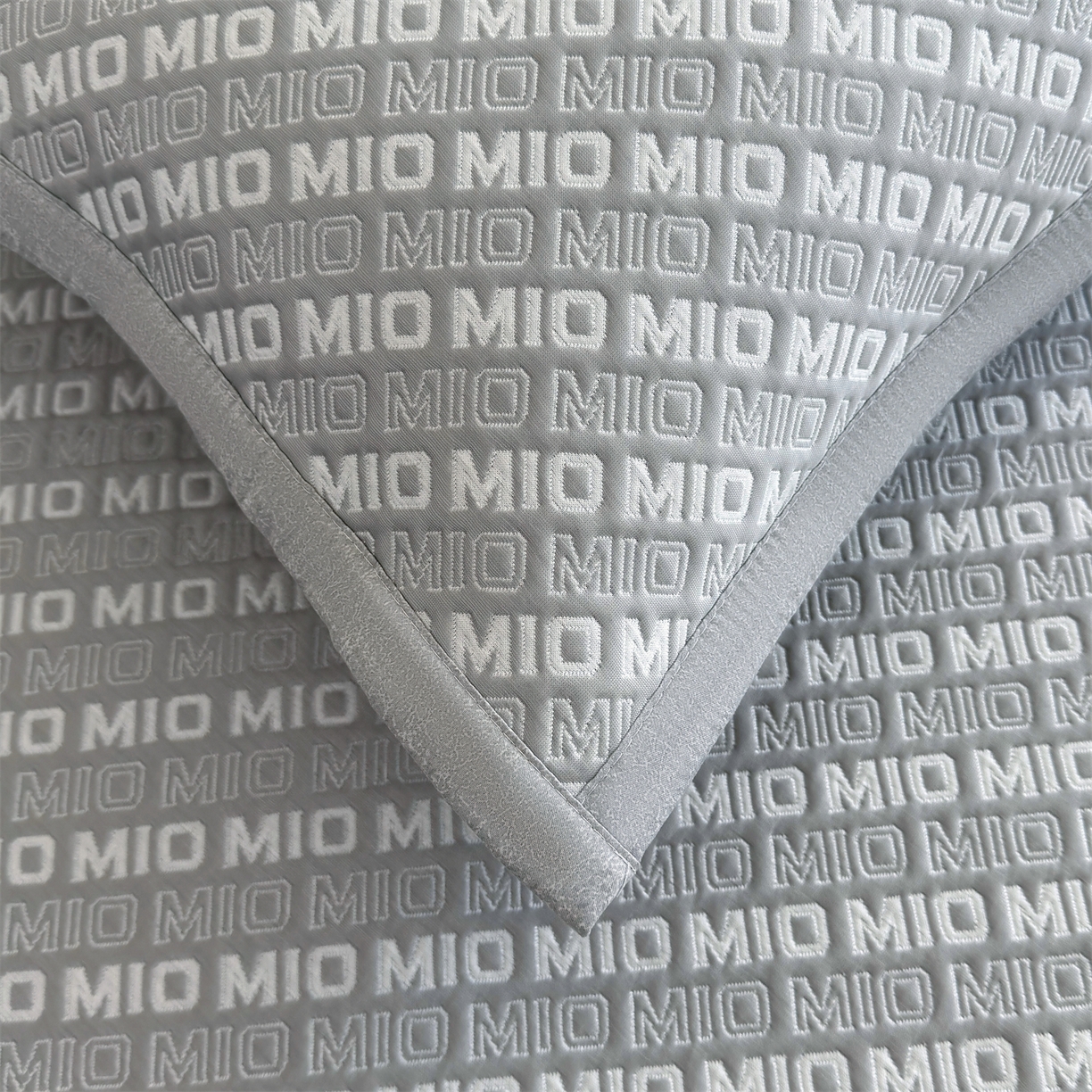 91家纺网 家纺一手货源 找家纺 慕木家纺 2026新款A类高端pe双面乙纶冰豆豆凉席摩登MIO系列（提供买家秀） 摩登MIO-灰床席款