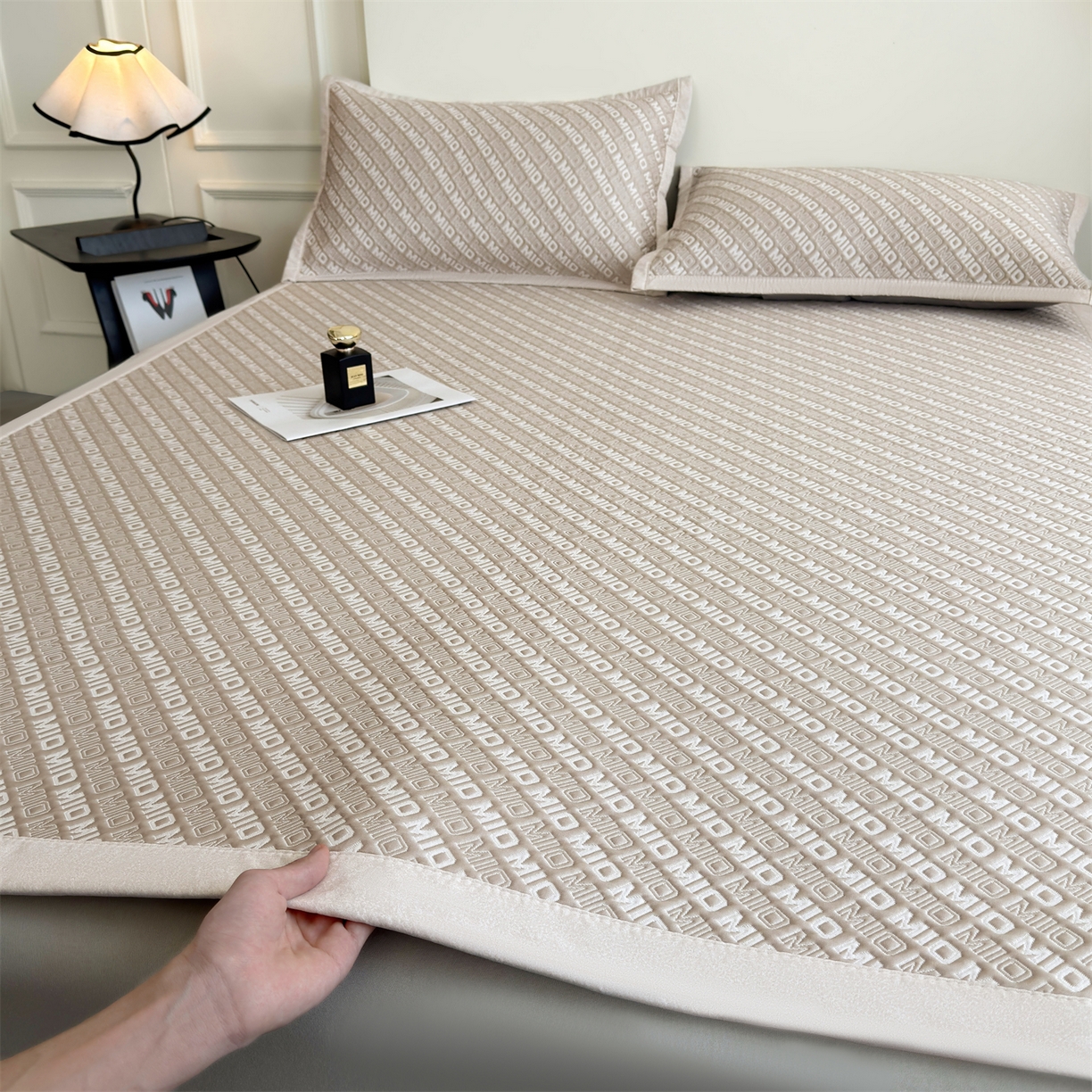 91家纺网 家纺一手货源 找家纺 慕木家纺 2026新款A类高端pe双面乙纶冰豆豆凉席摩登MIO系列（提供买家秀） 摩登MIO-卡其床席款