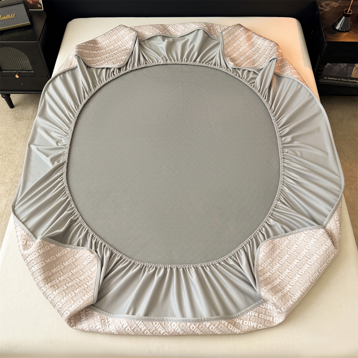 91家纺网 家纺一手货源 找家纺 慕木家纺 2026新款A类高端pe双面乙纶冰豆豆凉席摩登MIO系列（提供买家秀） 摩登MIO-卡其床笠款