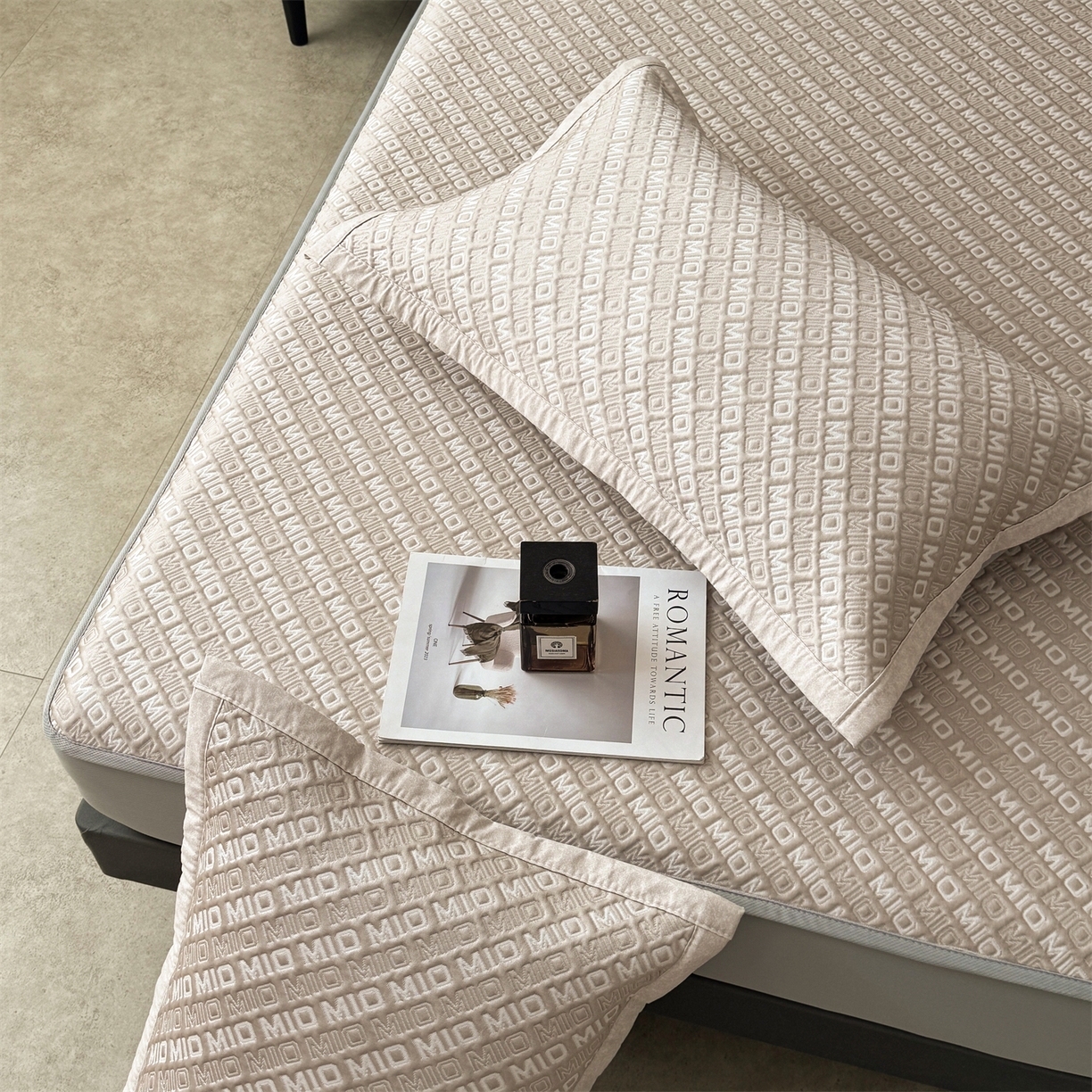 91家纺网 家纺一手货源 找家纺 慕木家纺 2026新款A类高端pe双面乙纶冰豆豆凉席摩登MIO系列（提供买家秀） 摩登MIO-卡其床笠款