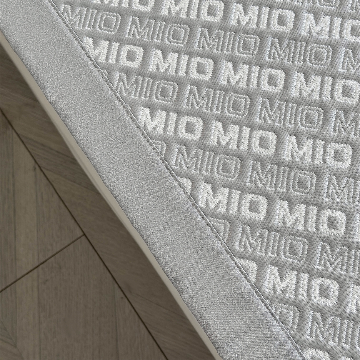 91家纺网 家纺一手货源 找家纺 慕木家纺 2026新款A类高端pe双面乙纶冰豆豆凉席摩登MIO系列（提供买家秀） 摩登MIO-灰床席款