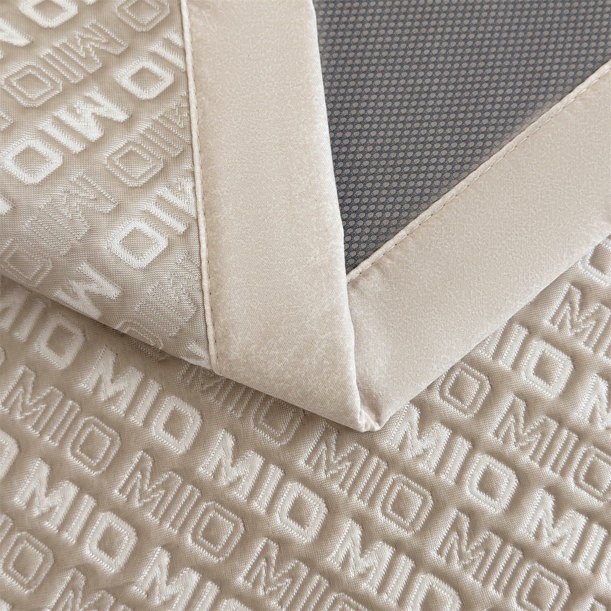 91家纺网 家纺一手货源 找家纺 慕木家纺 2026新款A类高端pe双面乙纶冰豆豆凉席摩登MIO系列（提供买家秀） 摩登MIO-卡其床席款