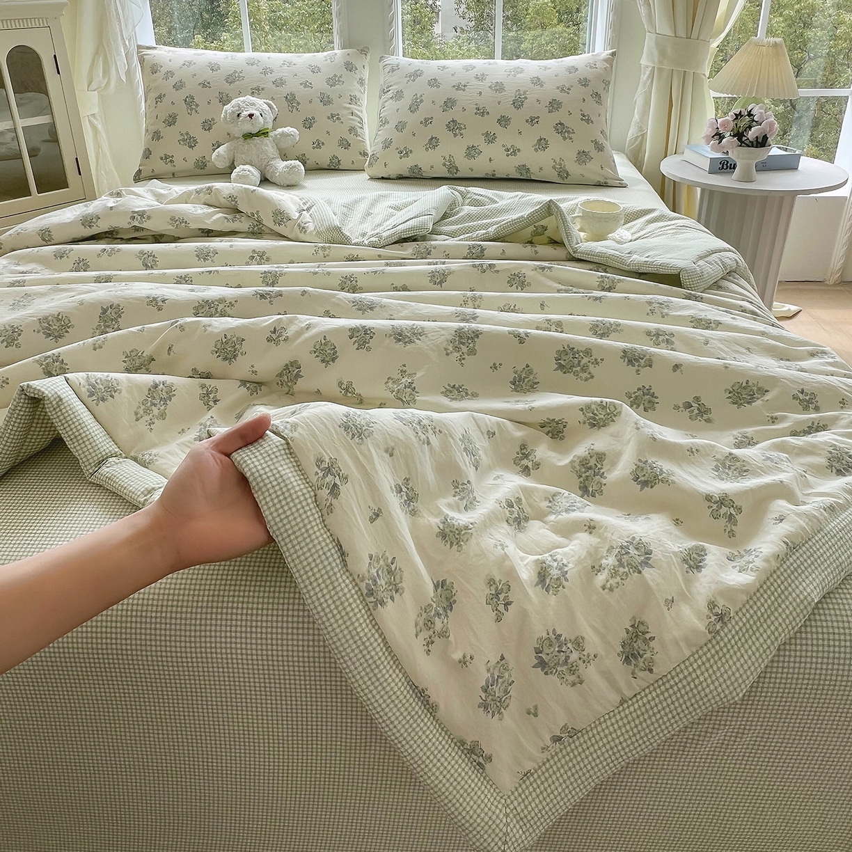 91家纺网 家纺一手货源 找家纺 宝士康家纺 2026新款抗菌亲肤棉田园碎花格子单夏被/夏被四件套 玫簇紫叶