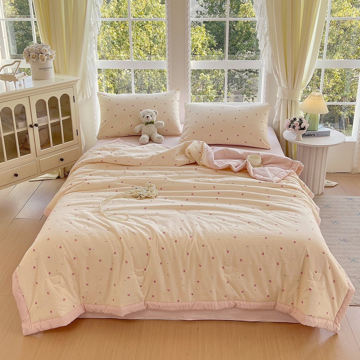 91家纺网 家纺一手货源 找家纺 宝士康家纺 2026新款抗菌亲肤棉田园碎花格子单夏被/夏被四件套 莓果粉格