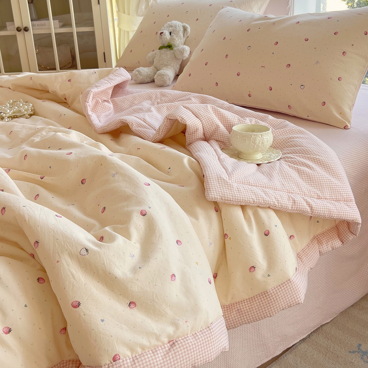 91家纺网 家纺一手货源 找家纺 宝士康家纺 2026新款抗菌亲肤棉田园碎花格子单夏被/夏被四件套 莓果粉格