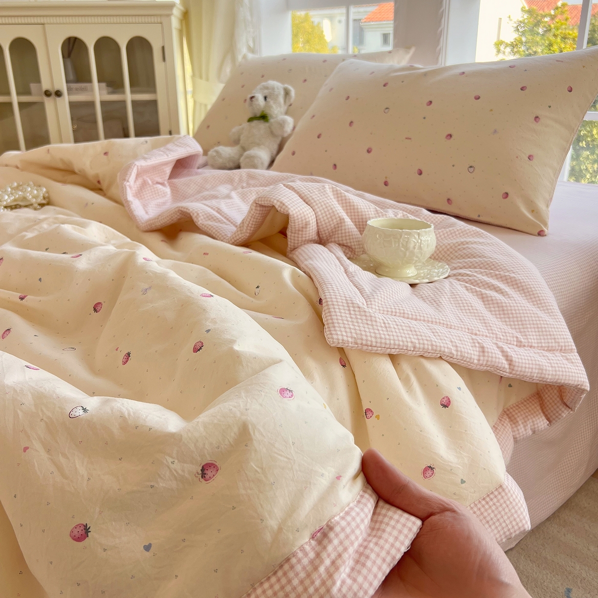 91家纺网 家纺一手货源 找家纺 宝士康家纺 2026新款抗菌亲肤棉田园碎花格子单夏被/夏被四件套 莓果粉格