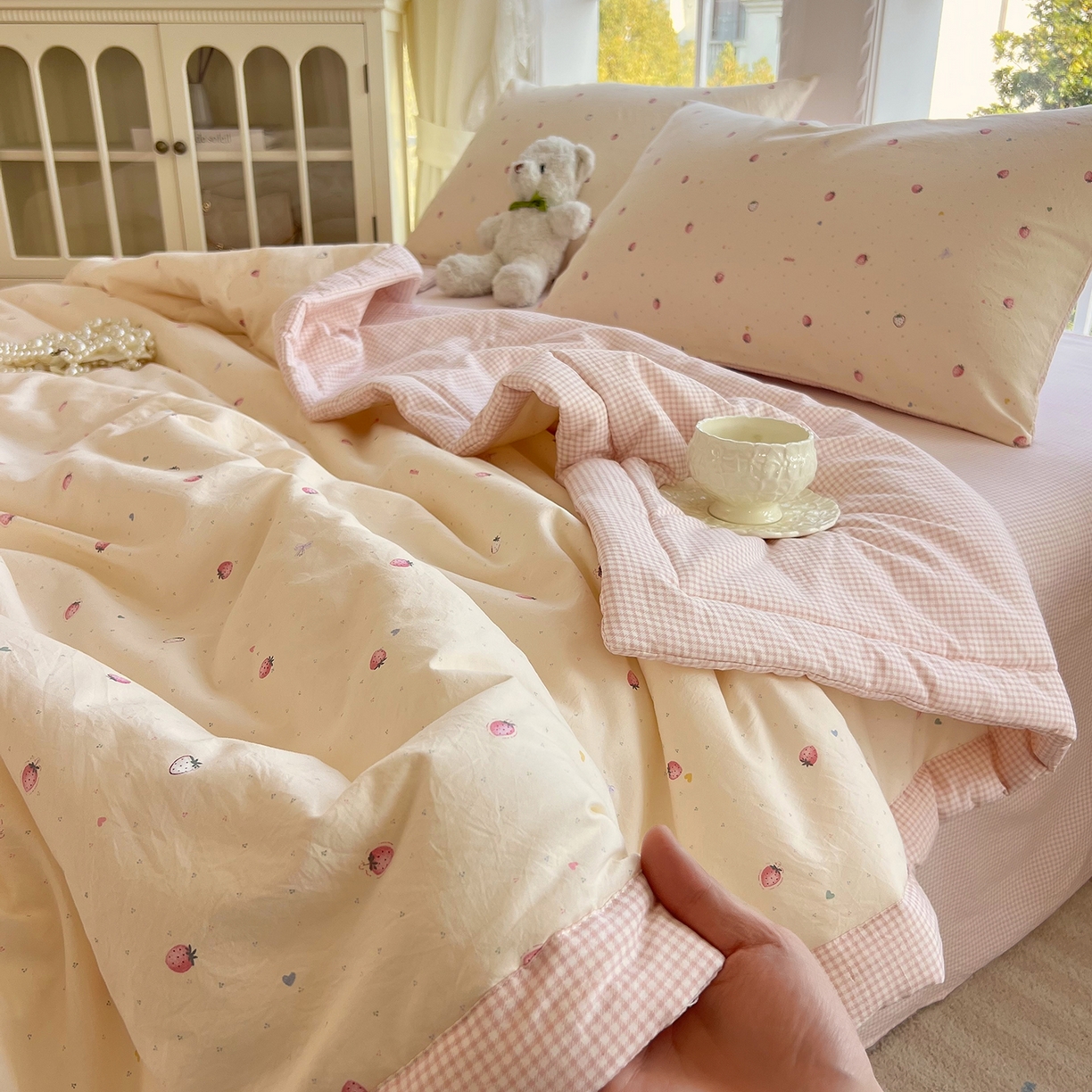 91家纺网 家纺一手货源 找家纺 宝士康家纺 2026新款抗菌亲肤棉田园碎花格子单夏被/夏被四件套 莓果粉格