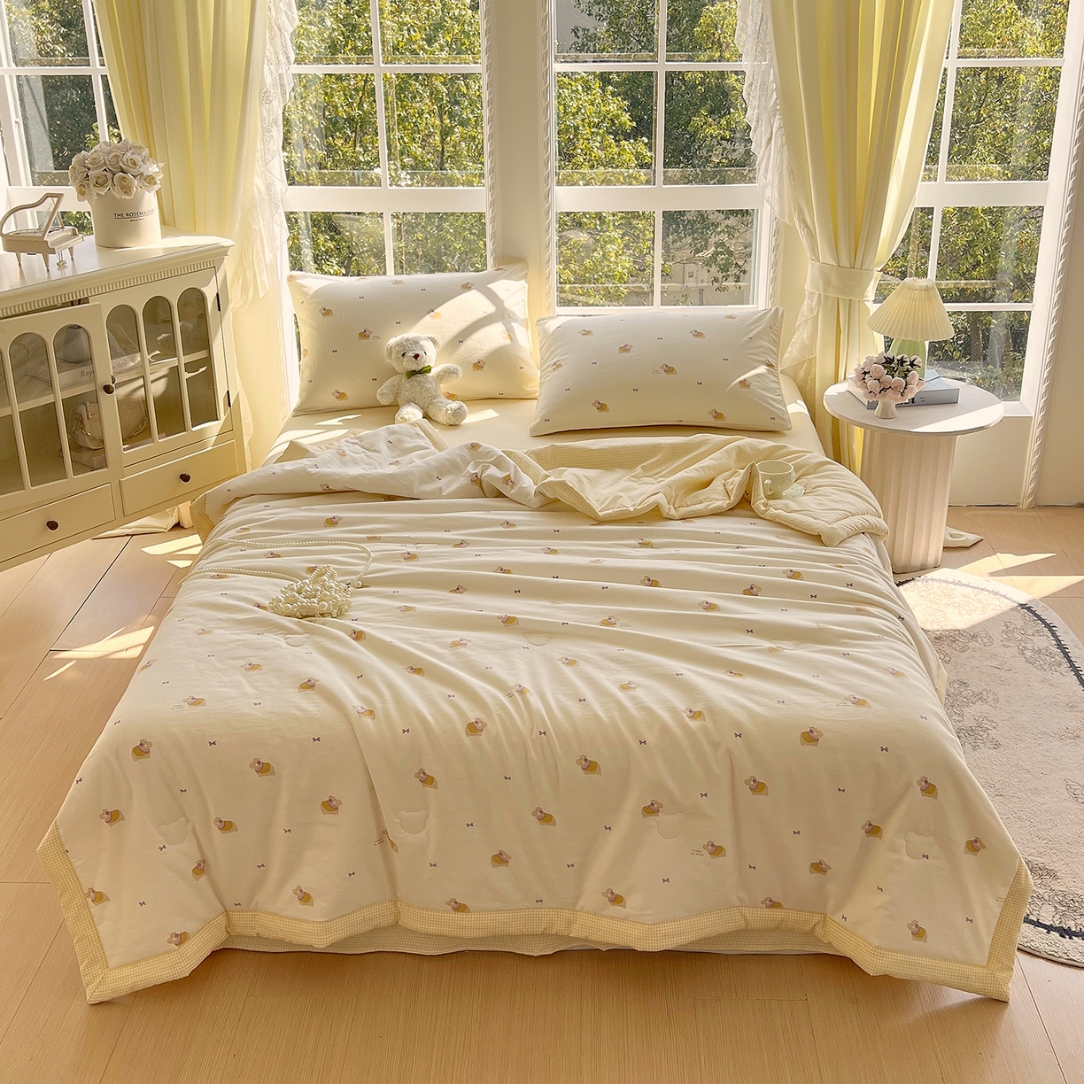 91家纺网 家纺一手货源 找家纺 宝士康家纺 2026新款抗菌亲肤棉田园碎花格子单夏被/夏被四件套 奶黄河马