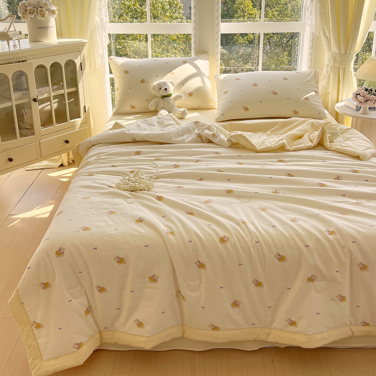 91家纺网 家纺一手货源 找家纺 宝士康家纺 2026新款抗菌亲肤棉田园碎花格子单夏被/夏被四件套 奶黄河马