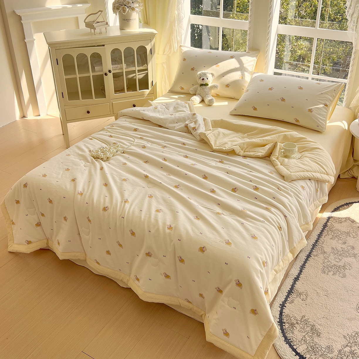 91家纺网 家纺一手货源 找家纺 宝士康家纺 2026新款抗菌亲肤棉田园碎花格子单夏被/夏被四件套 奶黄河马