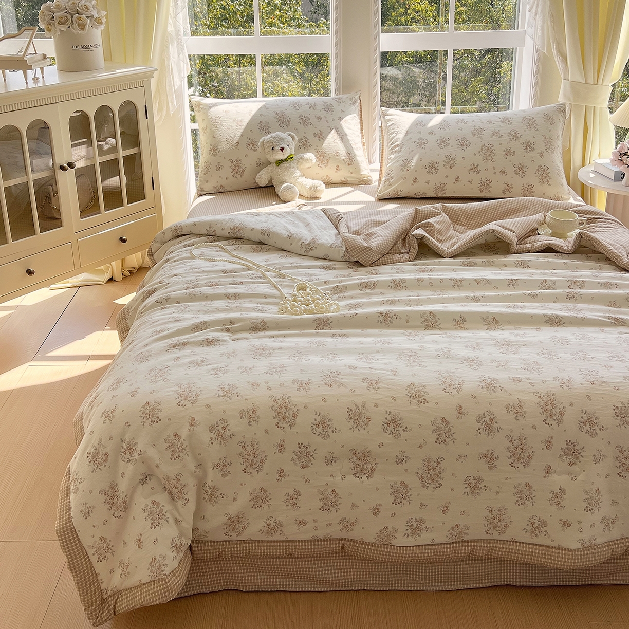 91家纺网 家纺一手货源 找家纺 宝士康家纺 2026新款抗菌亲肤棉田园碎花格子单夏被/夏被四件套 暖咖田园