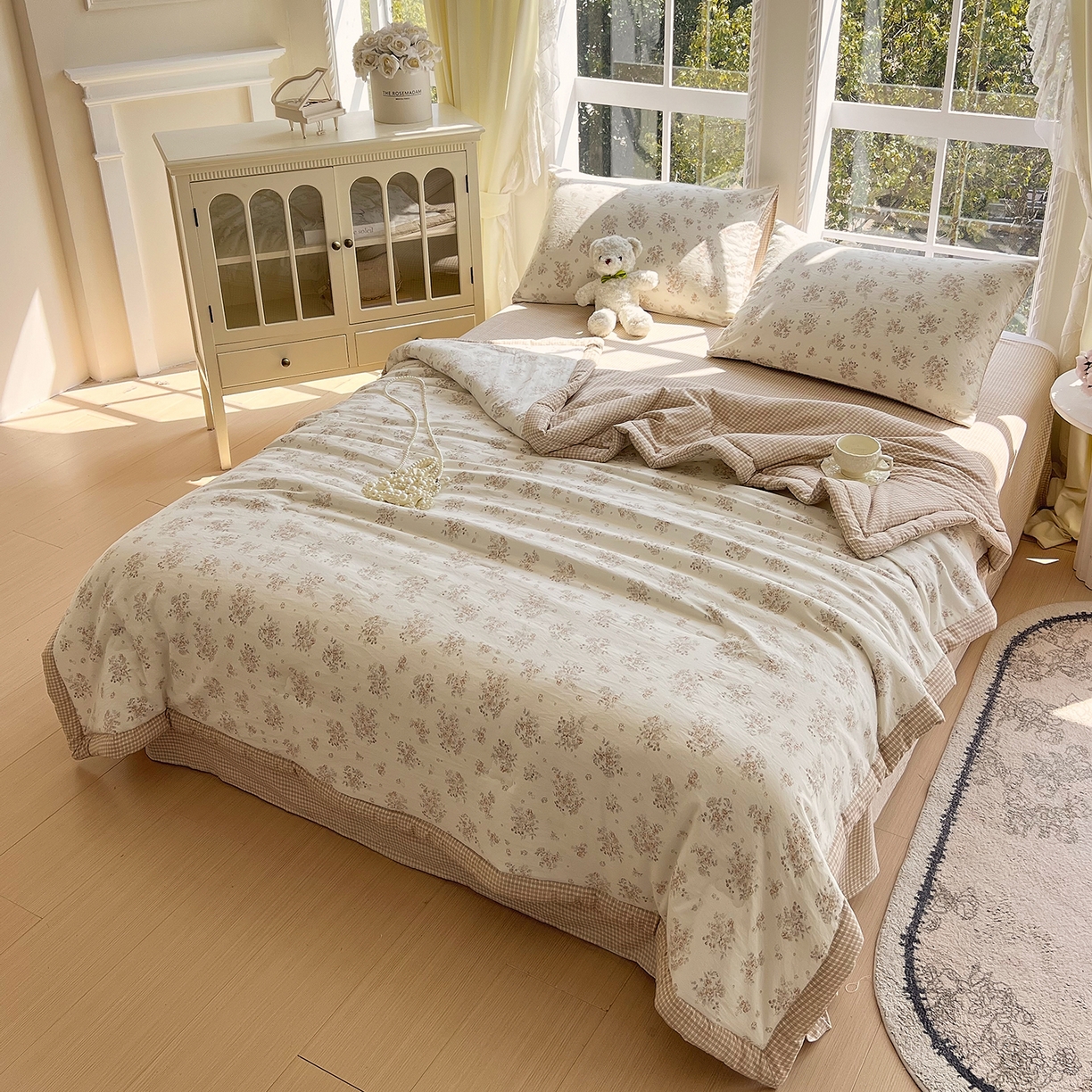 91家纺网 家纺一手货源 找家纺 宝士康家纺 2026新款抗菌亲肤棉田园碎花格子单夏被/夏被四件套 暖咖田园