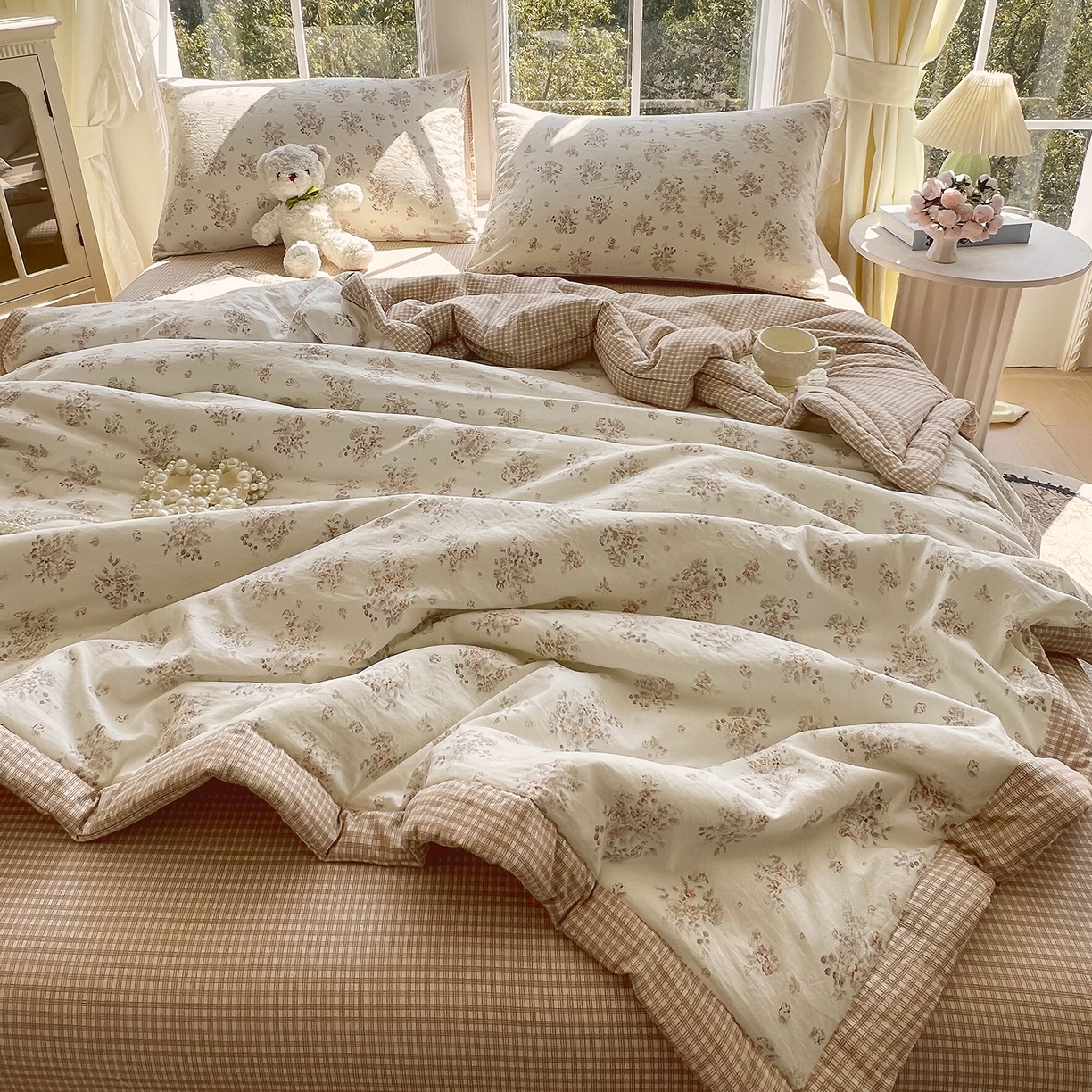 91家纺网 家纺一手货源 找家纺 宝士康家纺 2026新款抗菌亲肤棉田园碎花格子单夏被/夏被四件套 暖咖田园