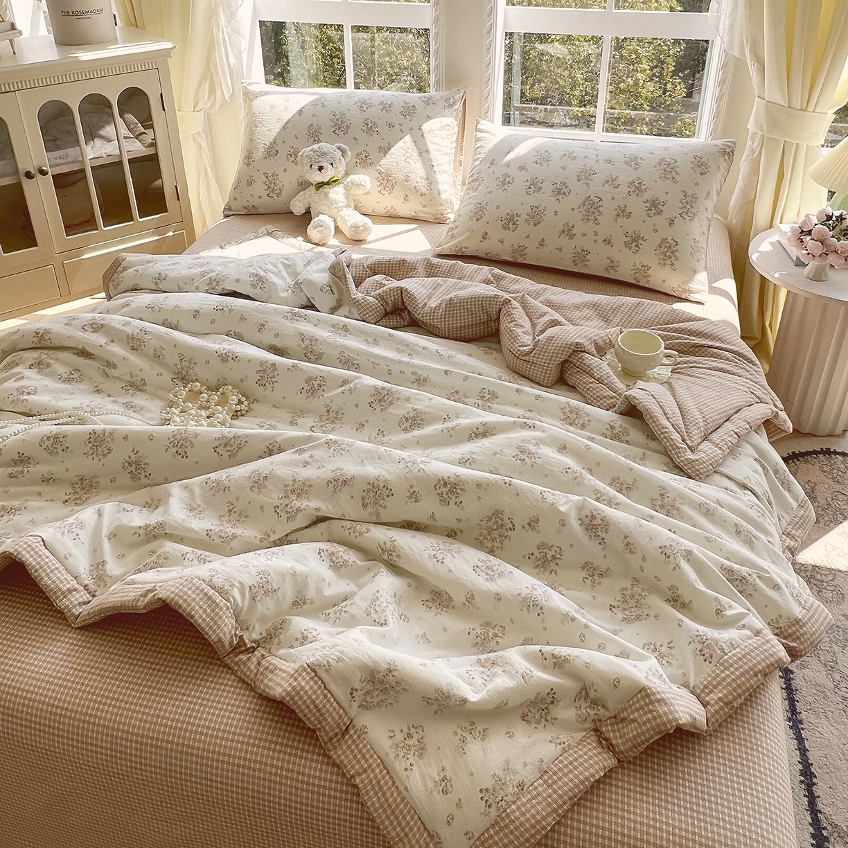 91家纺网 家纺一手货源 找家纺 宝士康家纺 2026新款抗菌亲肤棉田园碎花格子单夏被/夏被四件套 暖咖田园