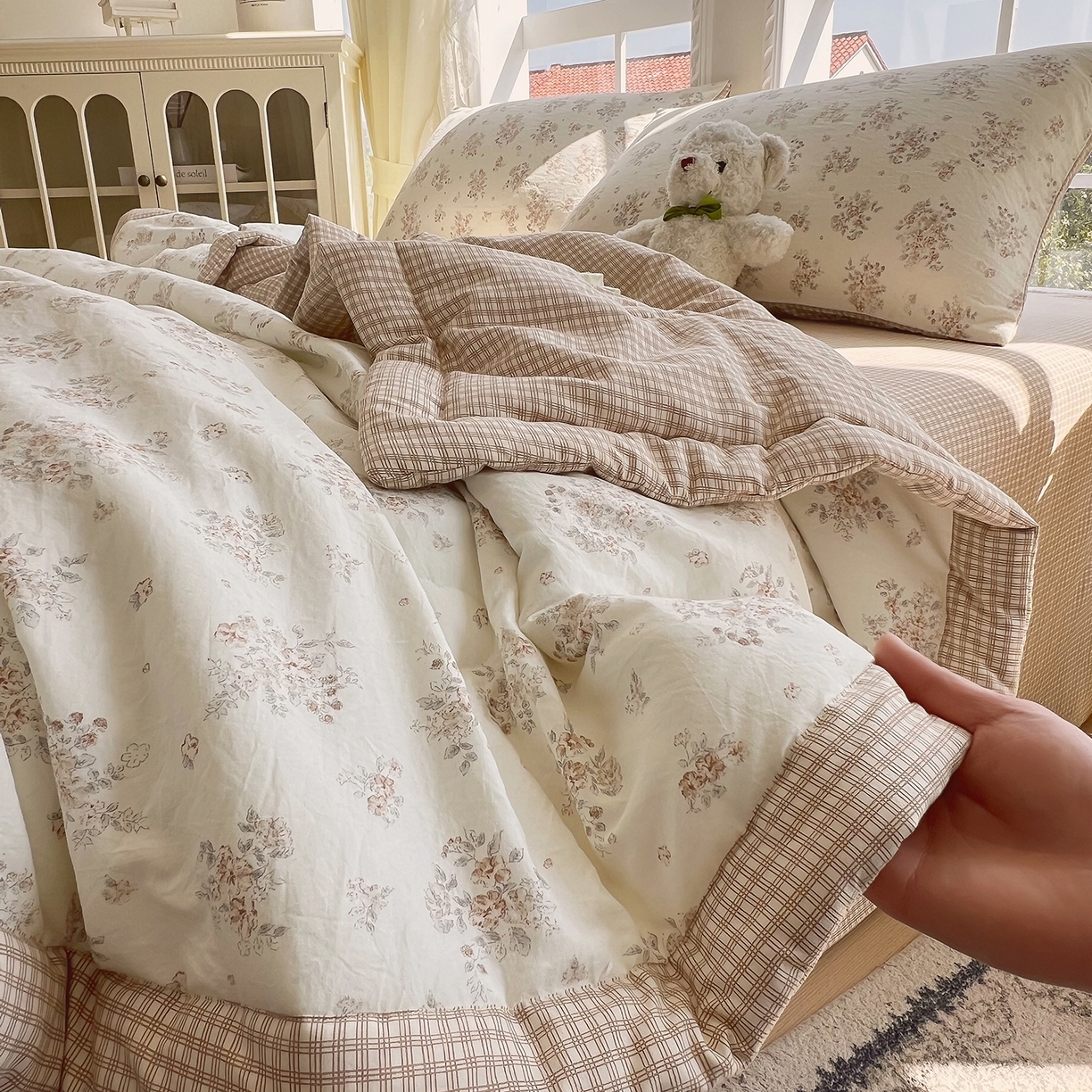 91家纺网 家纺一手货源 找家纺 宝士康家纺 2026新款抗菌亲肤棉田园碎花格子单夏被/夏被四件套 暖咖田园