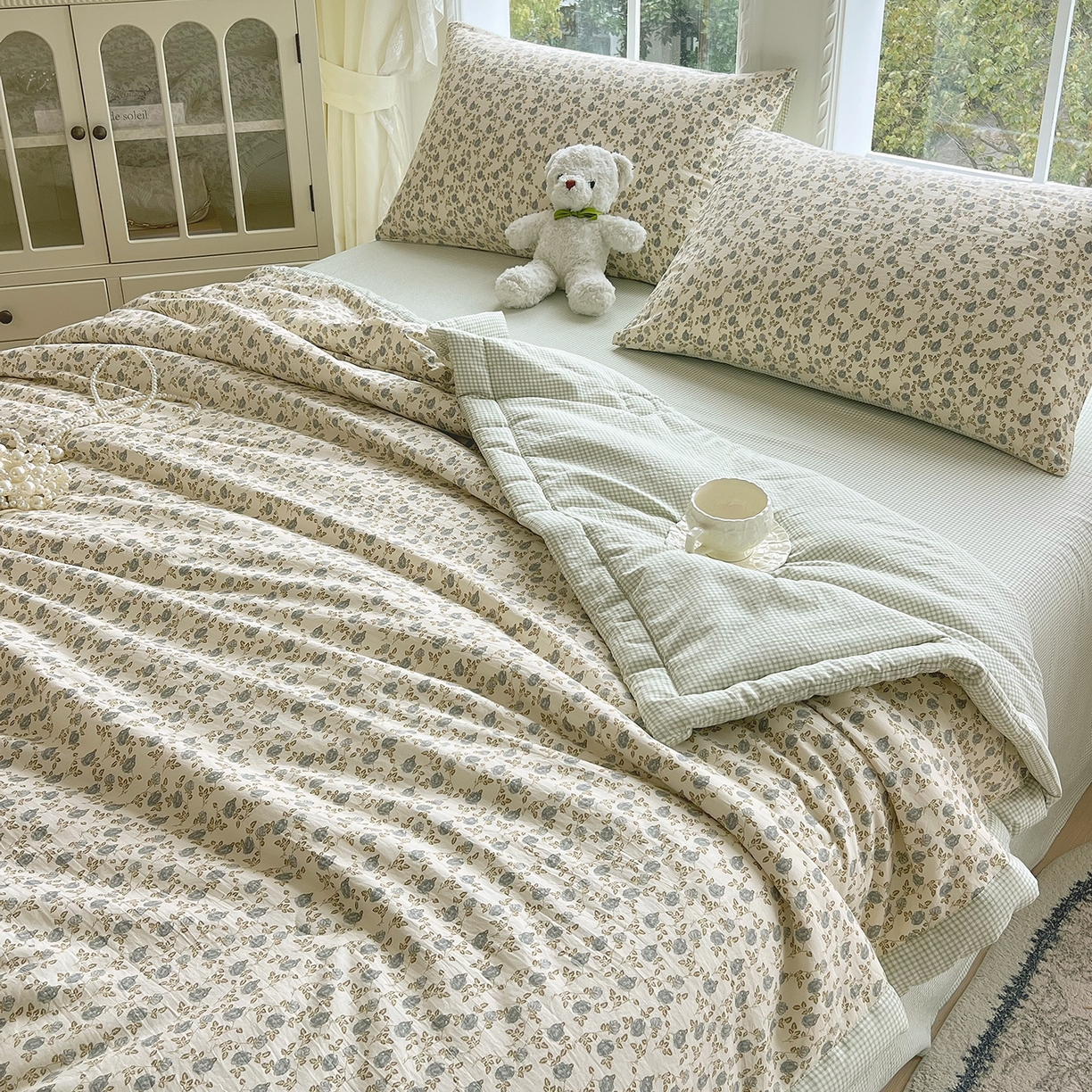 91家纺网 家纺一手货源 找家纺 宝士康家纺 2026新款抗菌亲肤棉田园碎花格子单夏被/夏被四件套 青格烟蕊