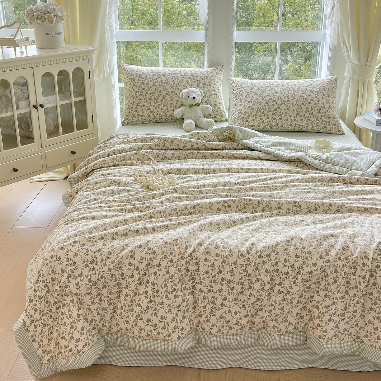 91家纺网 家纺一手货源 找家纺 宝士康家纺 2026新款抗菌亲肤棉田园碎花格子单夏被/夏被四件套 青格烟蕊