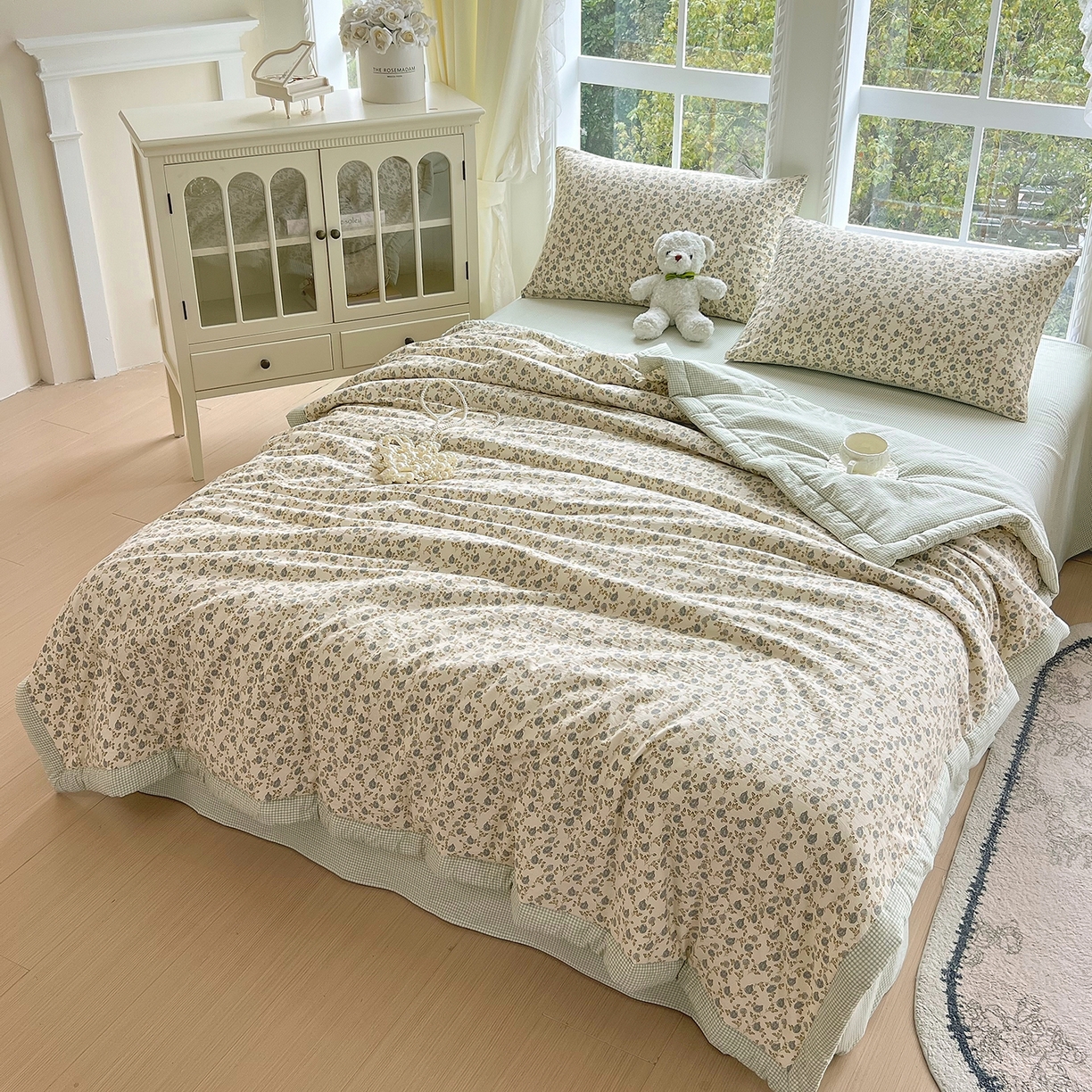 91家纺网 家纺一手货源 找家纺 宝士康家纺 2026新款抗菌亲肤棉田园碎花格子单夏被/夏被四件套 青格烟蕊