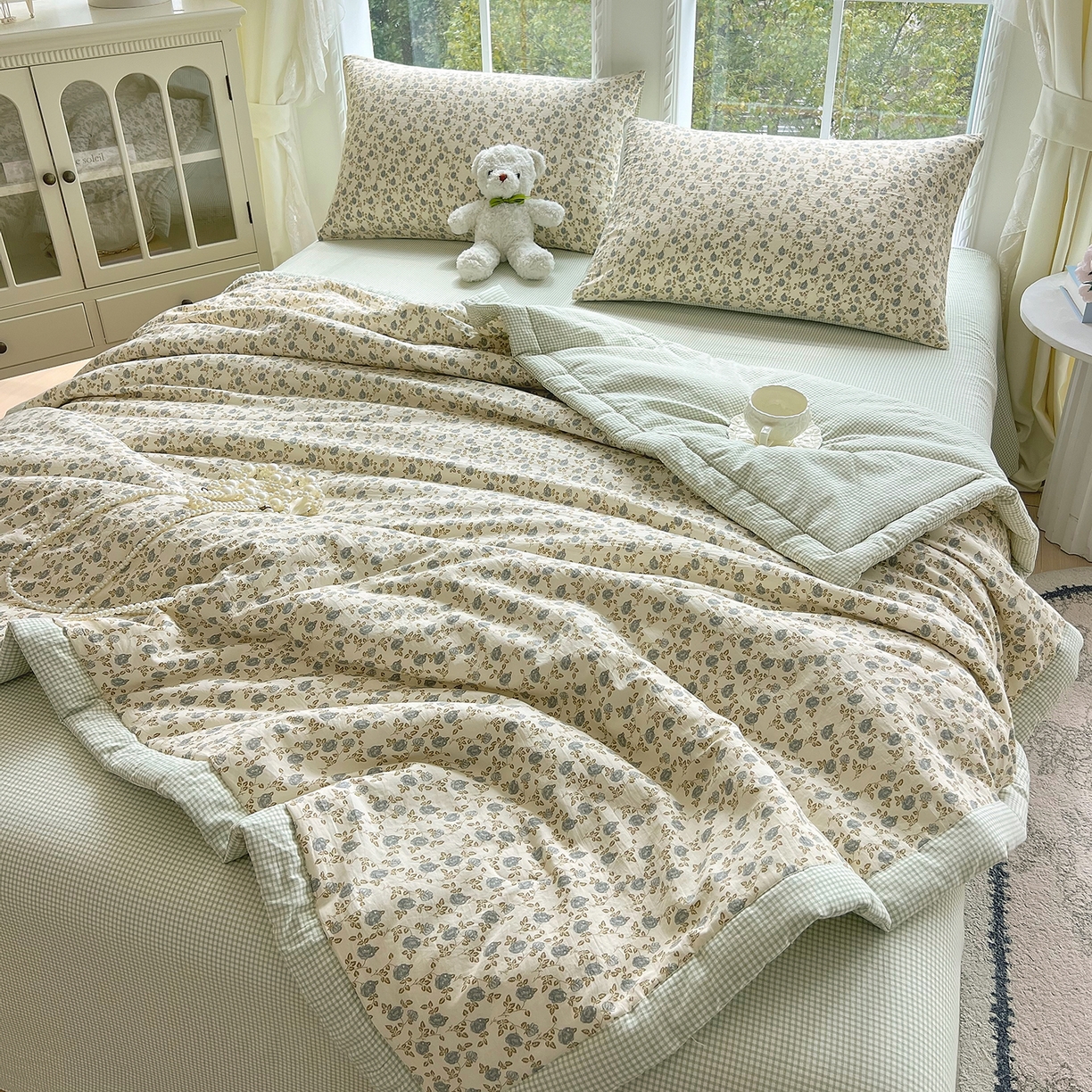 91家纺网 家纺一手货源 找家纺 宝士康家纺 2026新款抗菌亲肤棉田园碎花格子单夏被/夏被四件套 青格烟蕊