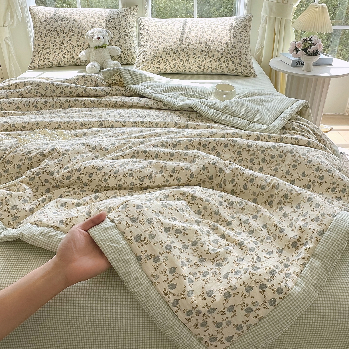 91家纺网 家纺一手货源 找家纺 宝士康家纺 2026新款抗菌亲肤棉田园碎花格子单夏被/夏被四件套 青格烟蕊