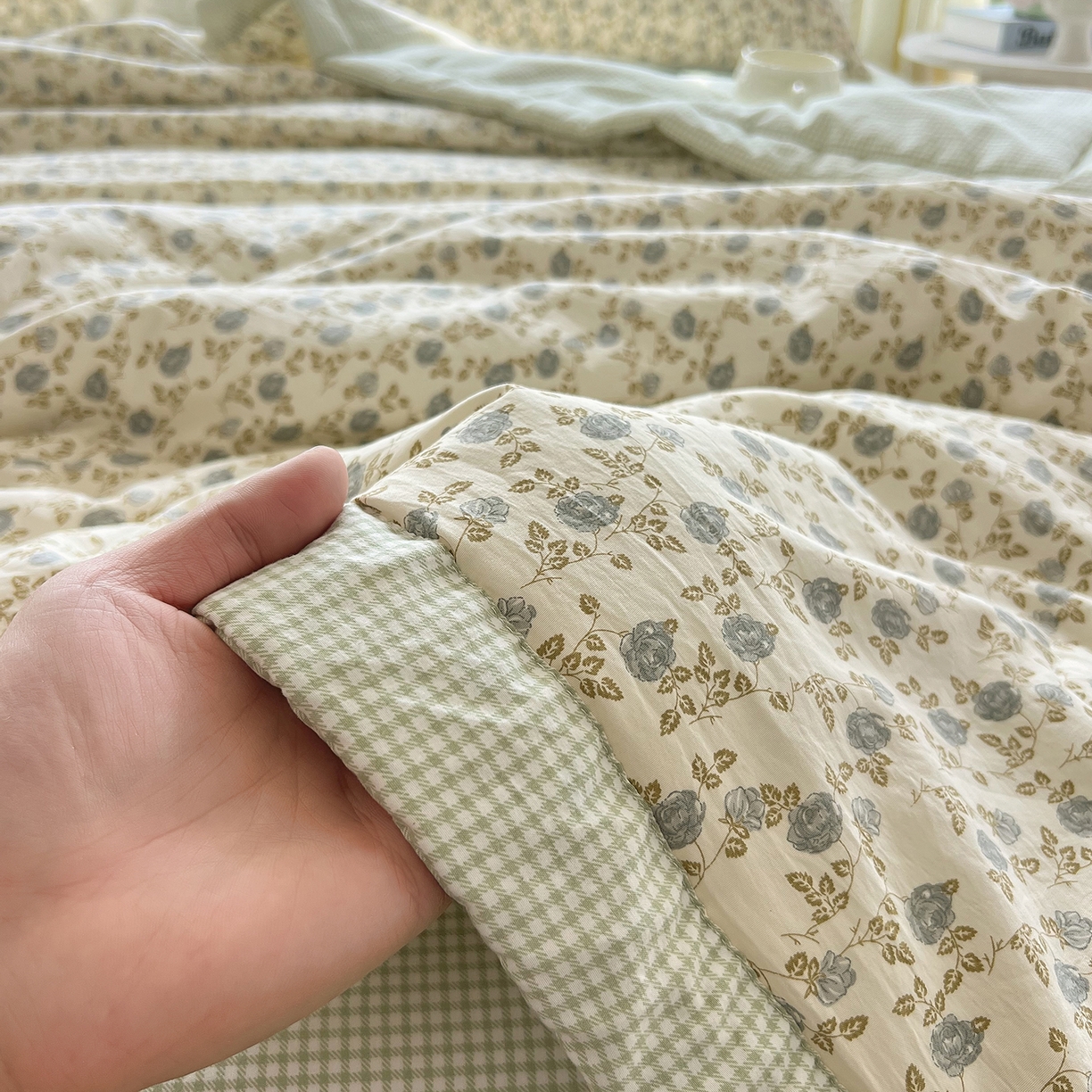 91家纺网 家纺一手货源 找家纺 宝士康家纺 2026新款抗菌亲肤棉田园碎花格子单夏被/夏被四件套 青格烟蕊