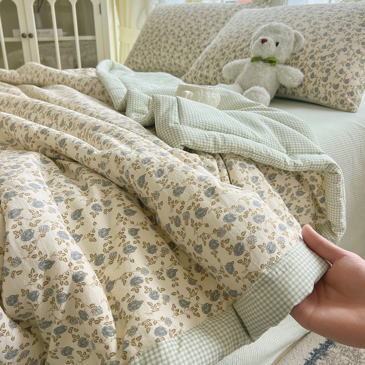 91家纺网 家纺一手货源 找家纺 宝士康家纺 2026新款抗菌亲肤棉田园碎花格子单夏被/夏被四件套 青格烟蕊
