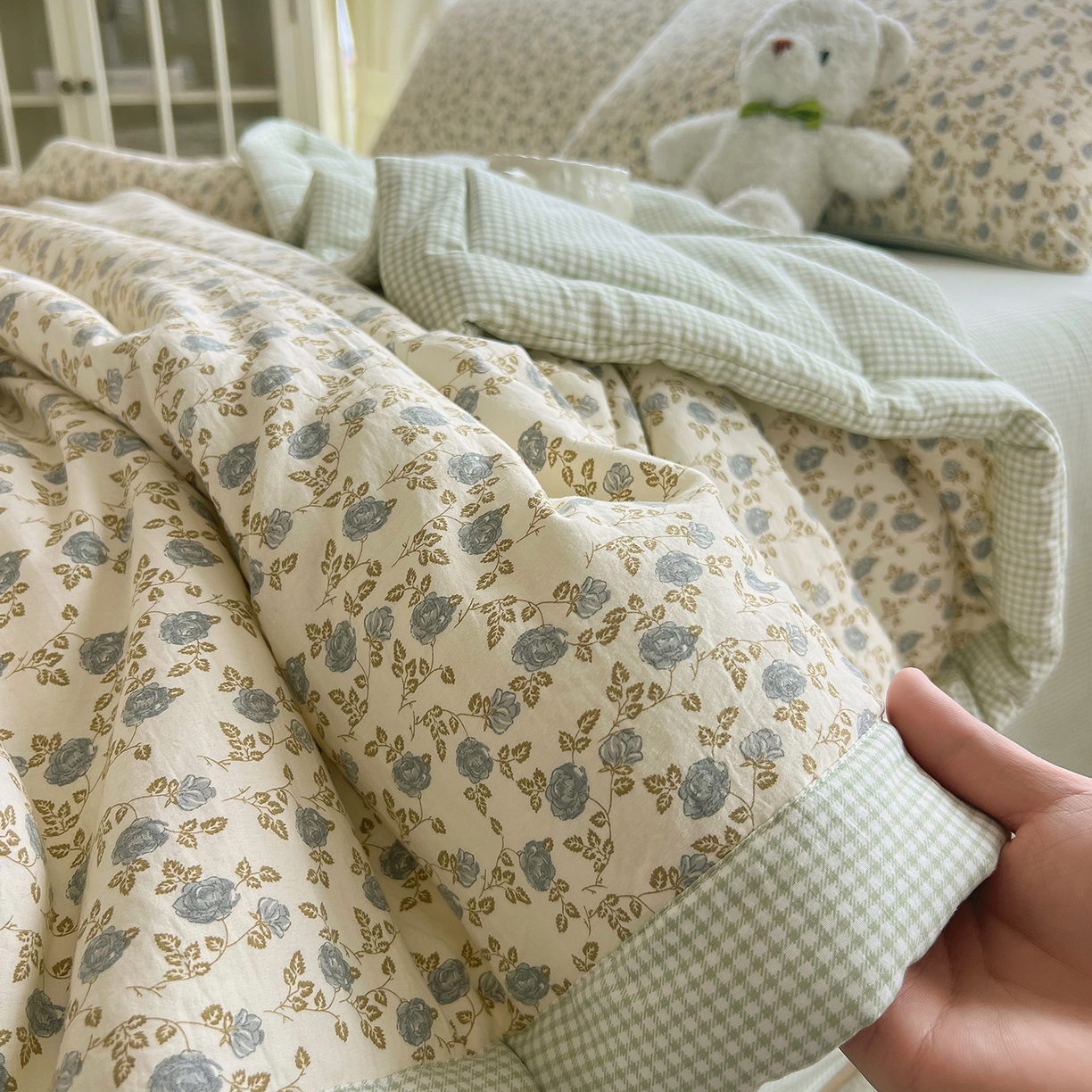 91家纺网 家纺一手货源 找家纺 宝士康家纺 2026新款抗菌亲肤棉田园碎花格子单夏被/夏被四件套 青格烟蕊