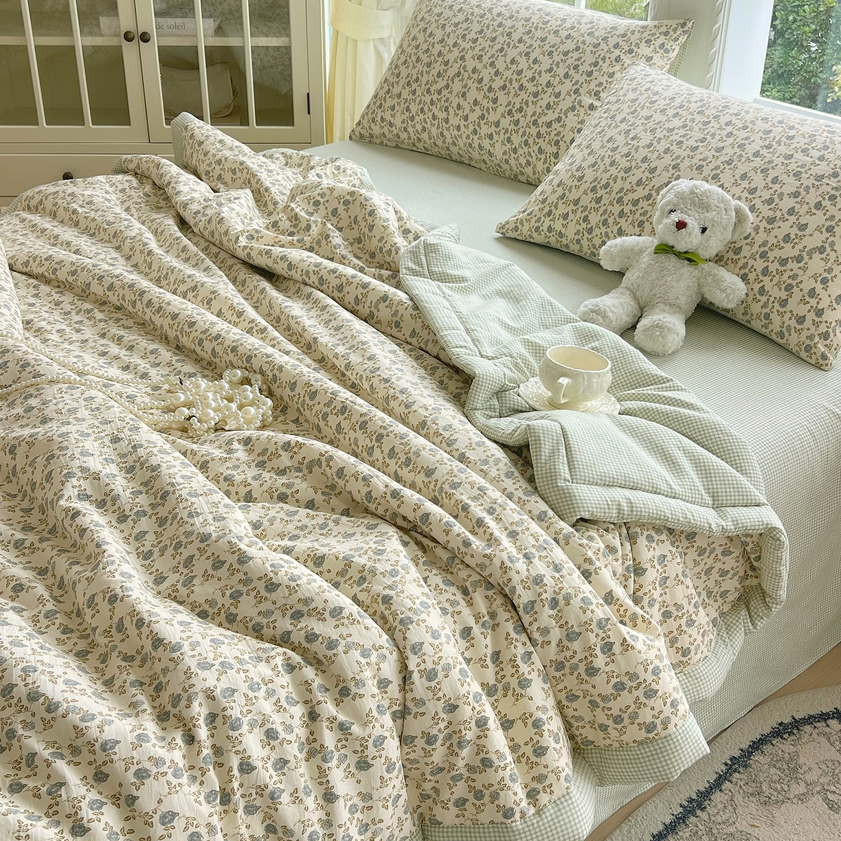 91家纺网 家纺一手货源 找家纺 宝士康家纺 2026新款抗菌亲肤棉田园碎花格子单夏被/夏被四件套 青格烟蕊