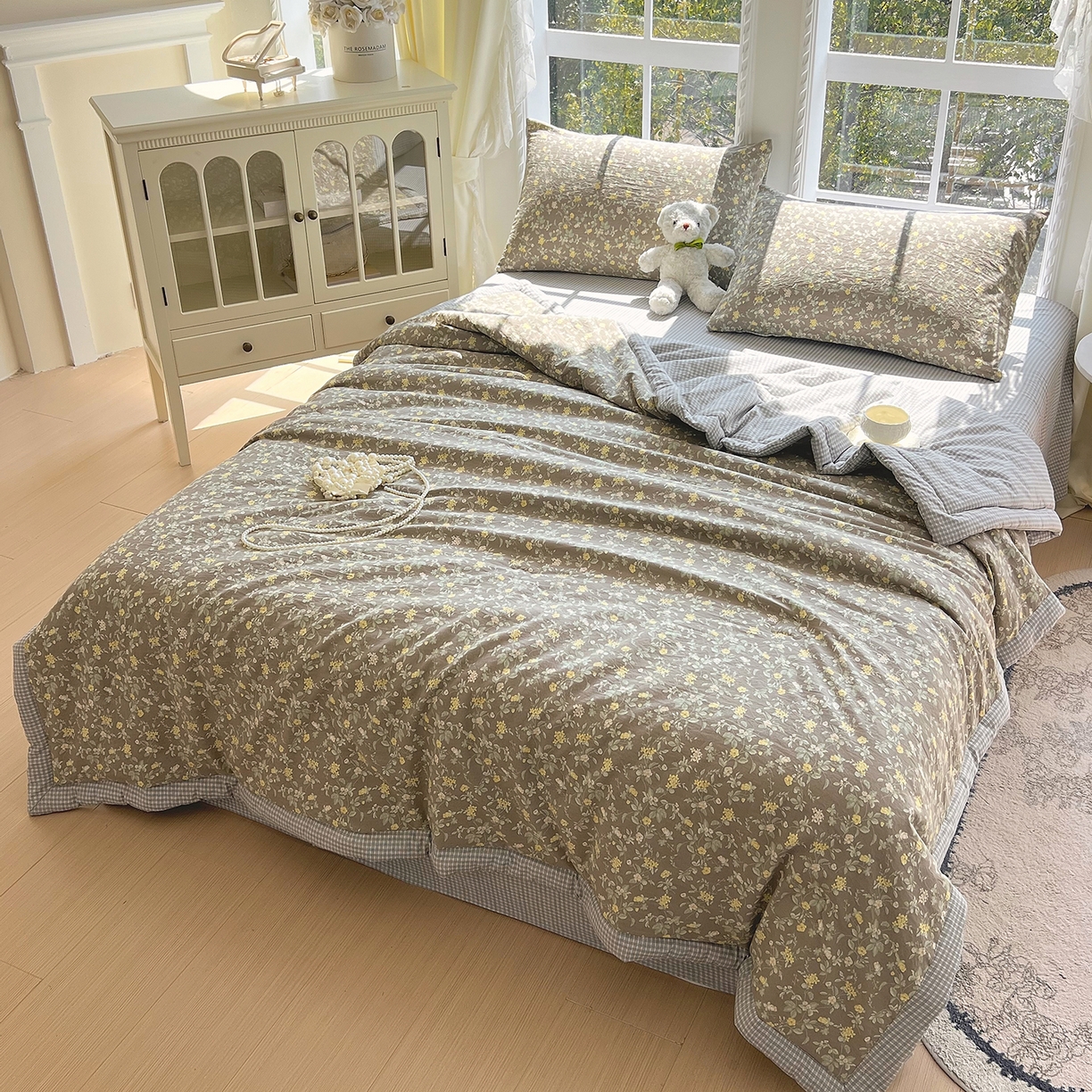 91家纺网 家纺一手货源 找家纺 宝士康家纺 2026新款抗菌亲肤棉田园碎花格子单夏被/夏被四件套 秋棠格韵