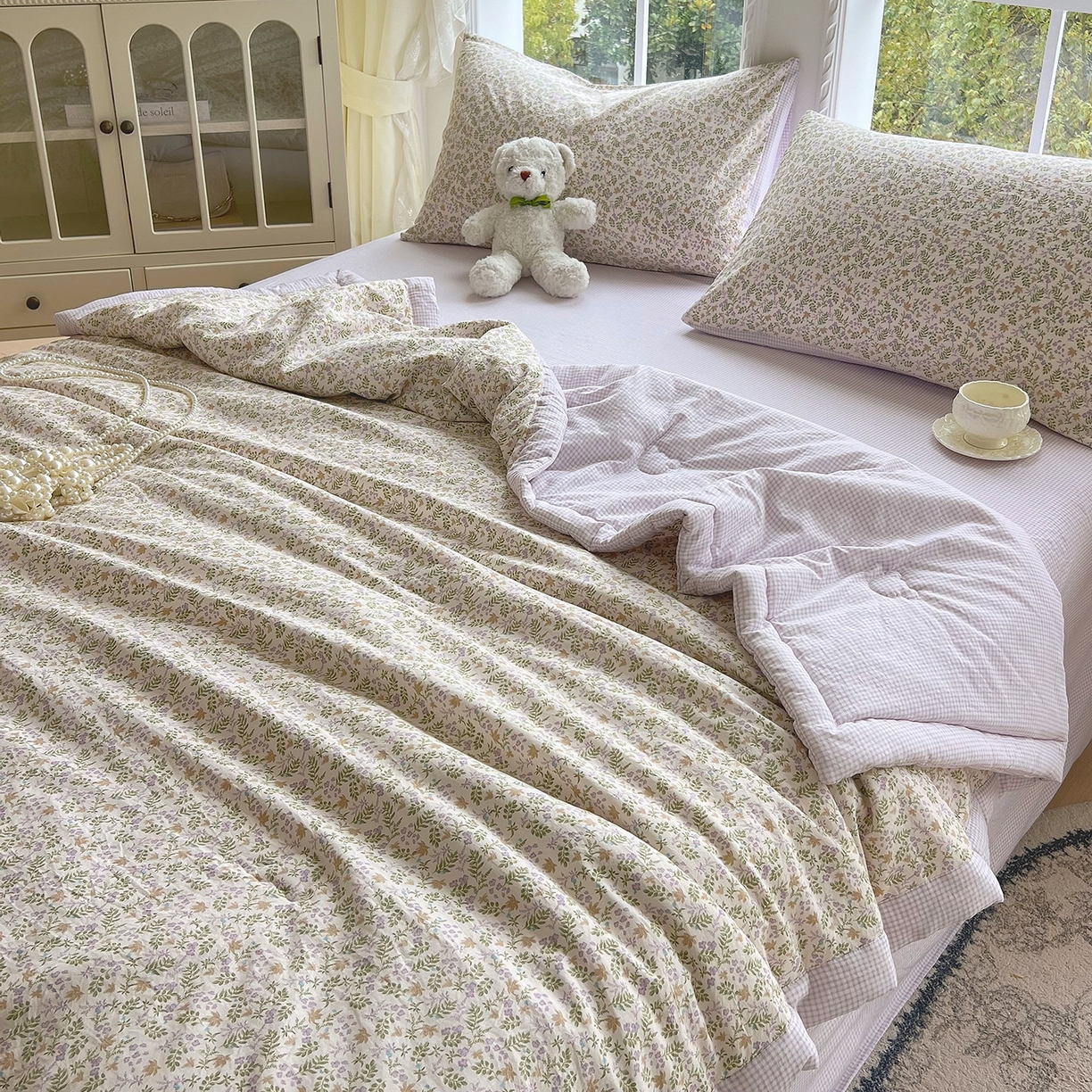 91家纺网 家纺一手货源 找家纺 宝士康家纺 2026新款抗菌亲肤棉田园碎花格子单夏被/夏被四件套 紫格花影