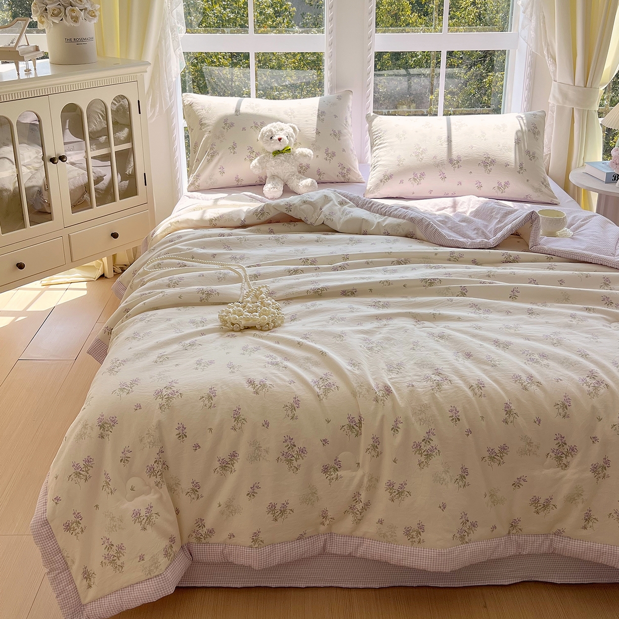 91家纺网 家纺一手货源 找家纺 宝士康家纺 2026新款抗菌亲肤棉田园碎花格子单夏被/夏被四件套 紫萝花藤