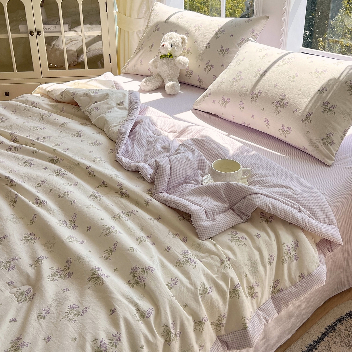 91家纺网 家纺一手货源 找家纺 宝士康家纺 2026新款抗菌亲肤棉田园碎花格子单夏被/夏被四件套 紫萝花藤