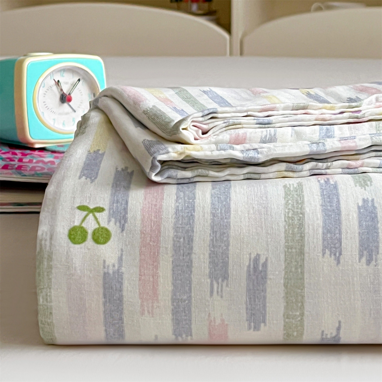 91家纺网 家纺一手货源 找家纺 名兮家居 2026新款全棉纯棉A类卡通时尚风双层纱床笠单品床笠床笠单件 双层纱-彩条樱桃