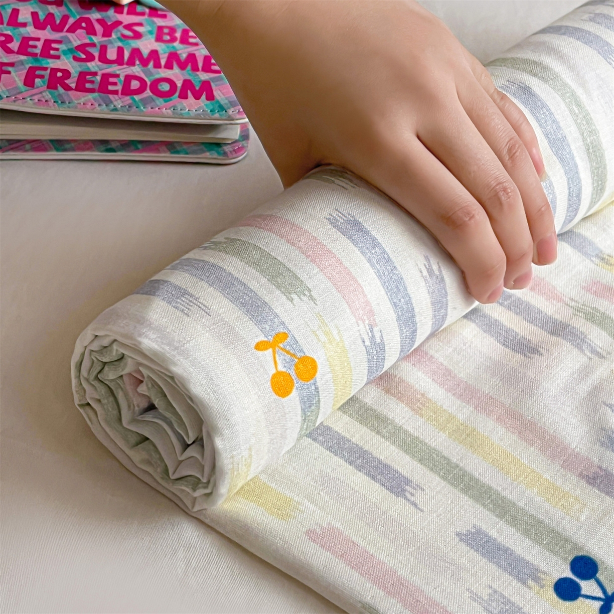 91家纺网 家纺一手货源 找家纺 名兮家居 2026新款全棉纯棉A类卡通时尚风双层纱床笠单品床笠床笠单件 双层纱-彩条樱桃