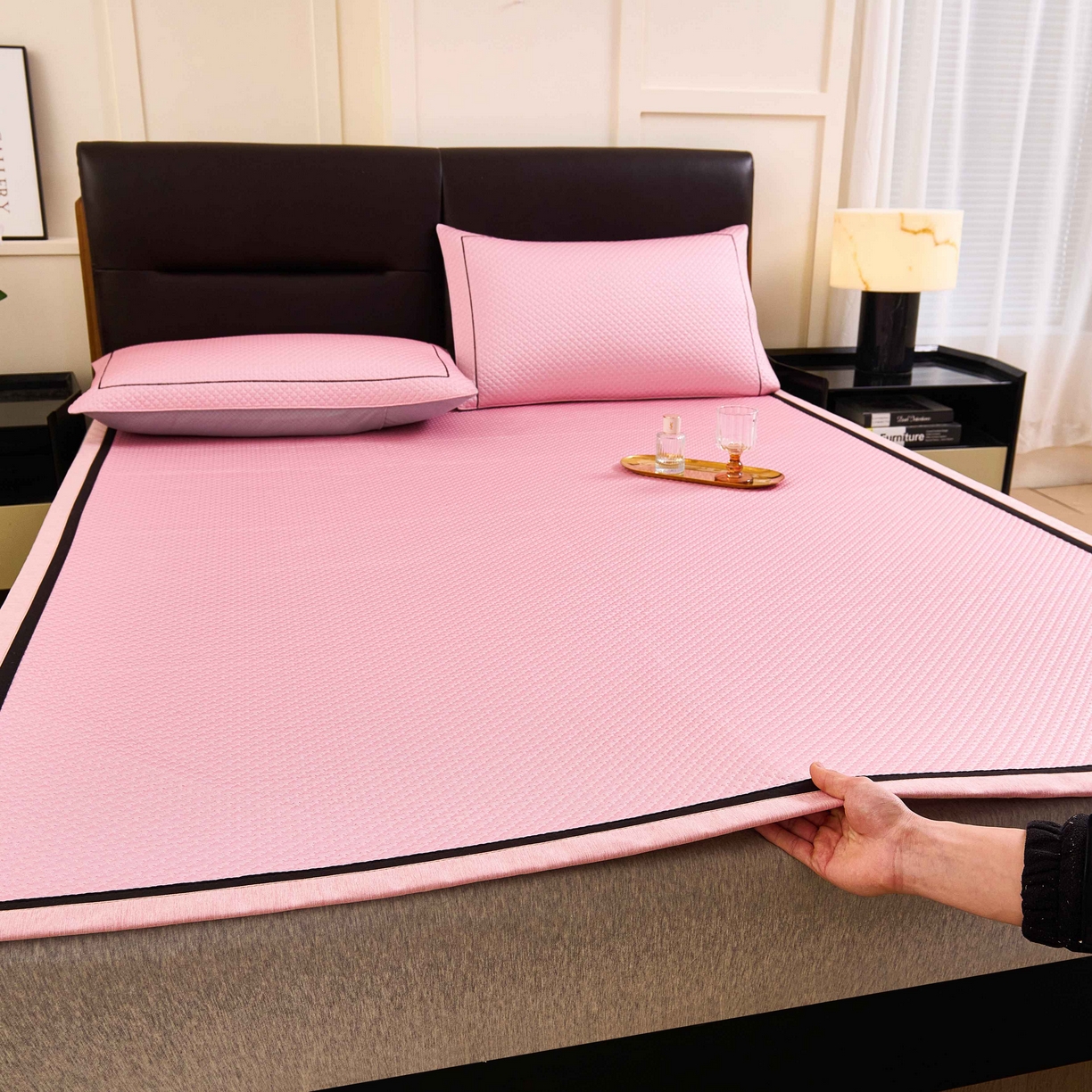 91家纺网 家纺一手货源 找家纺 梵克保罗 2026春夏新款凉感豆豆席极简织带平席款凉席极简贴边款 极简粉