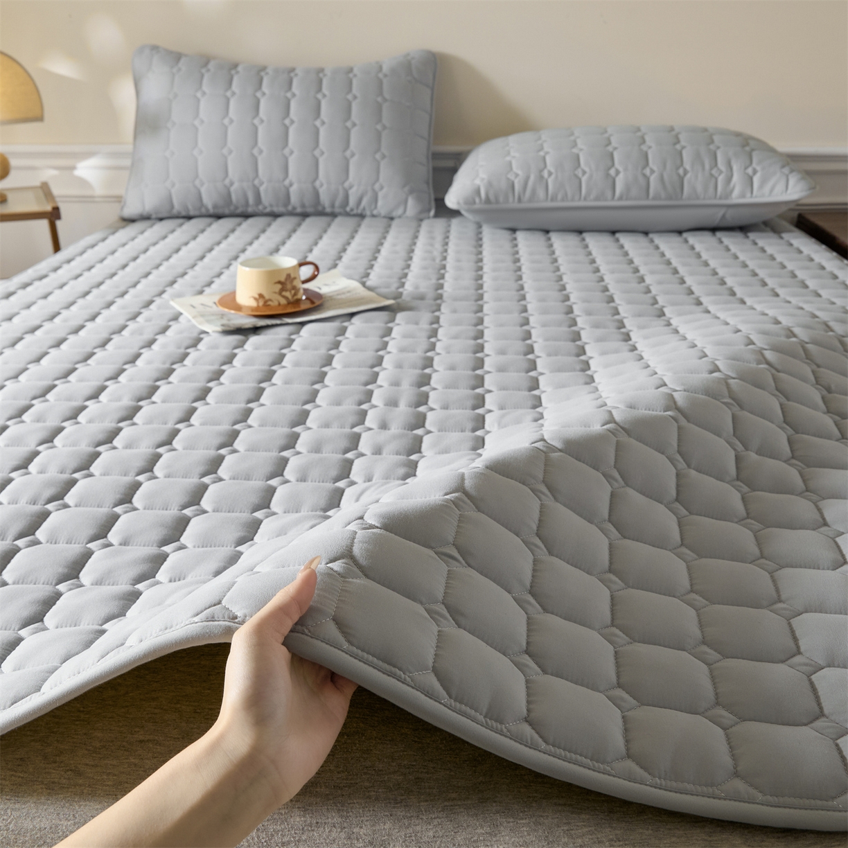 91家纺网 家纺一手货源 找家纺 居眠 2026新款防水防滑夹棉床护垫-星格 星格-灰