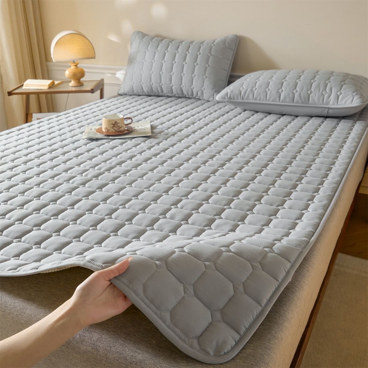 91家纺网 家纺一手货源 找家纺 居眠 2026新款防水防滑夹棉床护垫-星格 星格-灰