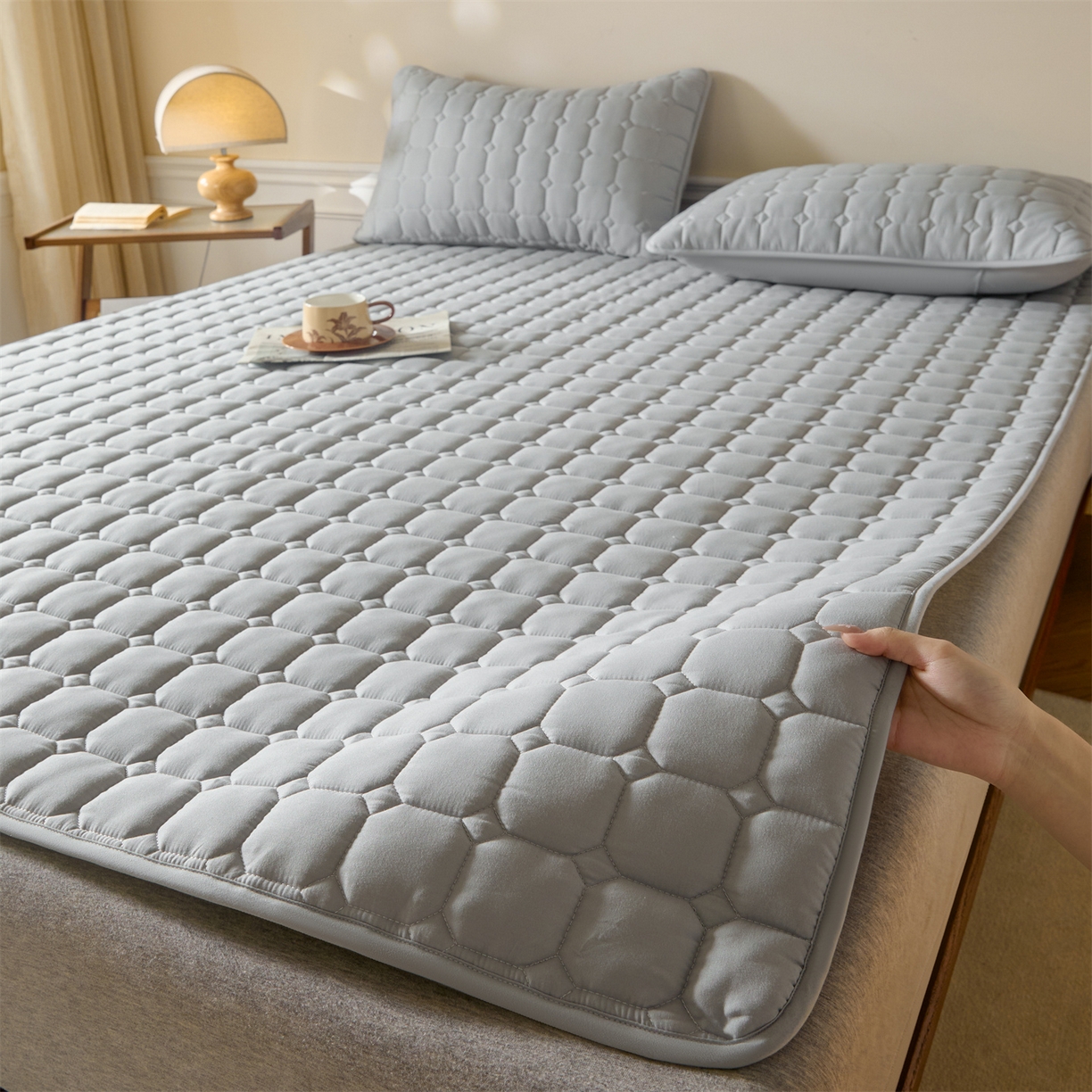 91家纺网 家纺一手货源 找家纺 居眠 2026新款防水防滑夹棉床护垫-星格 星格-灰
