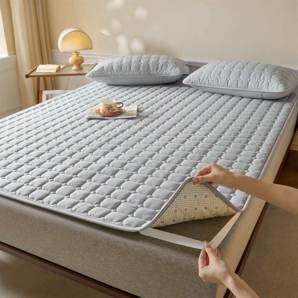 91家纺网 家纺一手货源 找家纺 居眠 2026新款防水防滑夹棉床护垫-星格 星格-灰