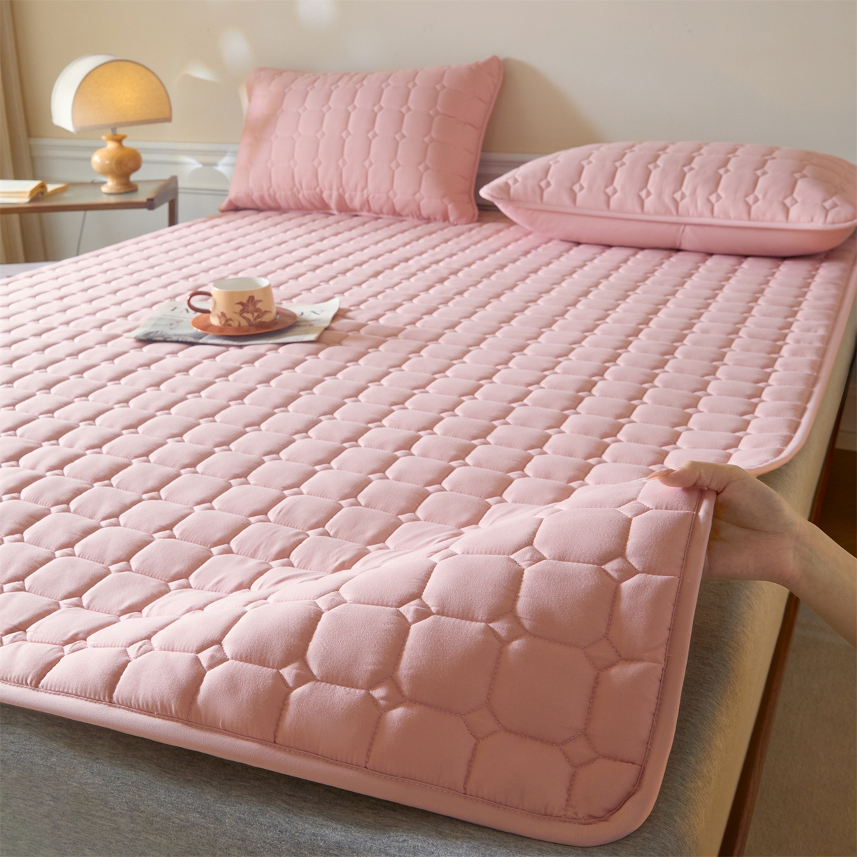 91家纺网 家纺一手货源 找家纺 居眠 2026新款防水防滑夹棉床护垫-星格 星格-粉