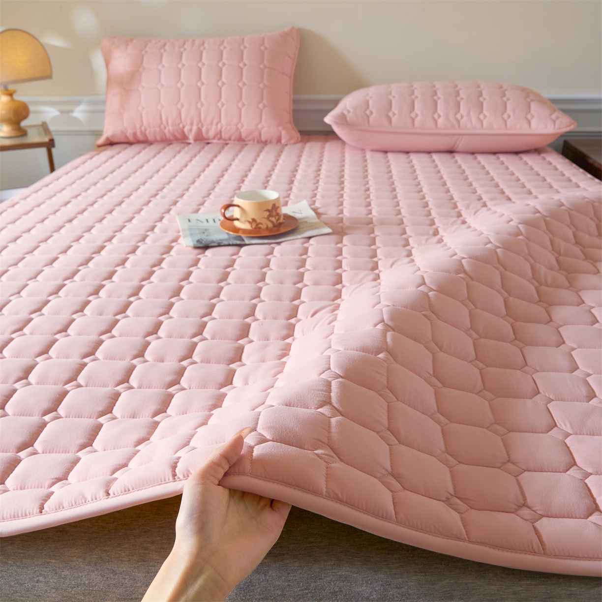 91家纺网 家纺一手货源 找家纺 居眠 2026新款防水防滑夹棉床护垫-星格 星格-粉