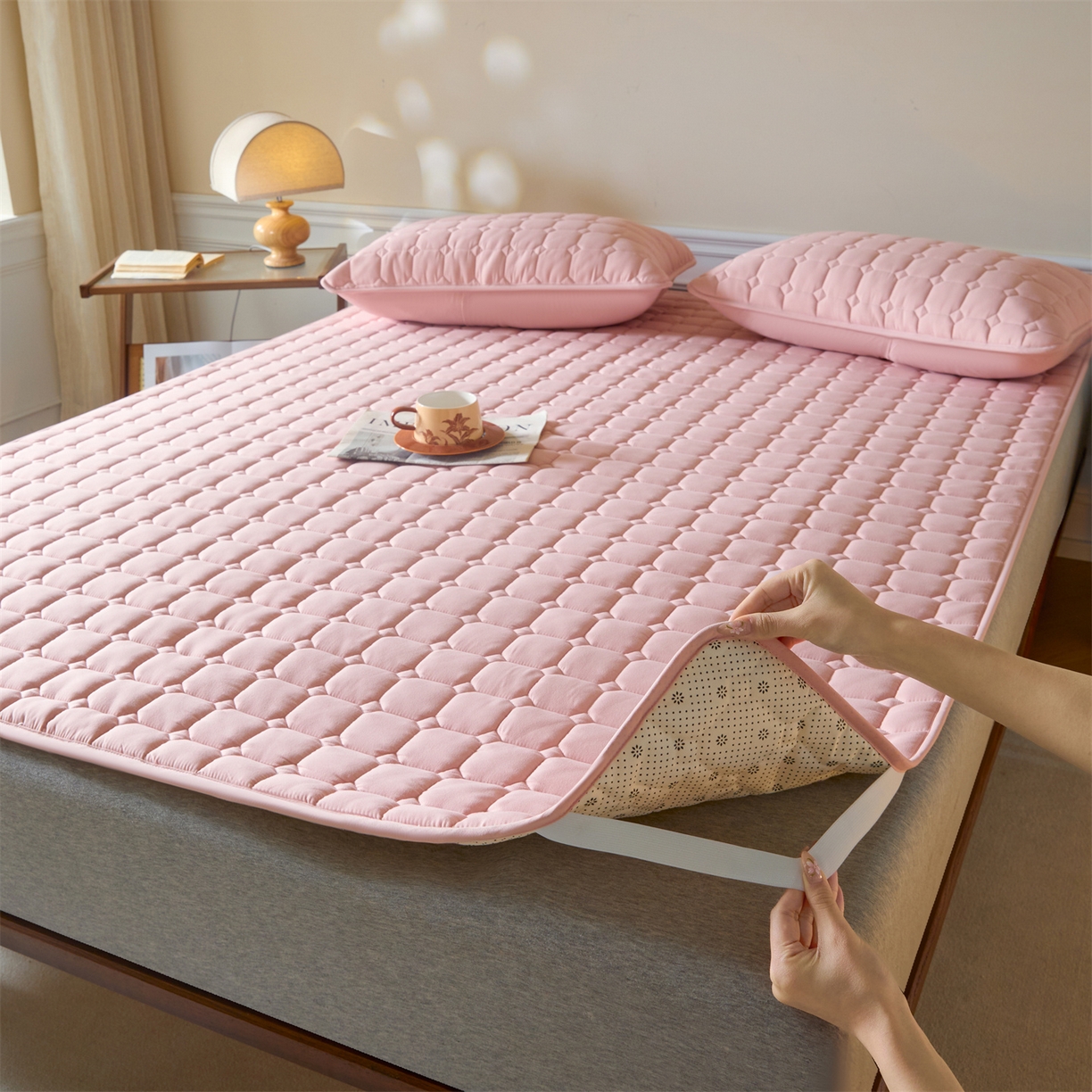 91家纺网 家纺一手货源 找家纺 居眠 2026新款防水防滑夹棉床护垫-星格 星格-粉