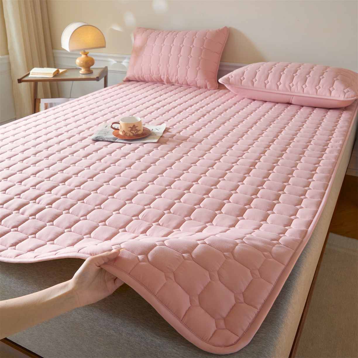 91家纺网 家纺一手货源 找家纺 居眠 2026新款防水防滑夹棉床护垫-星格 星格-粉