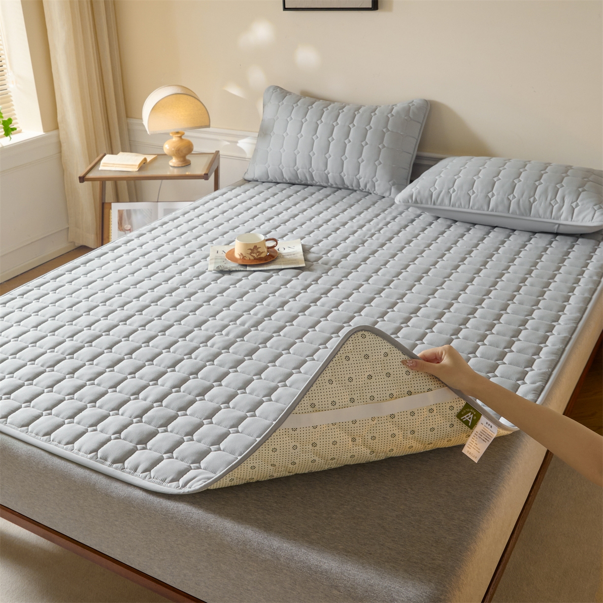 91家纺网 家纺一手货源 找家纺 居眠 2026新款防水防滑夹棉床护垫-星格 星格-灰