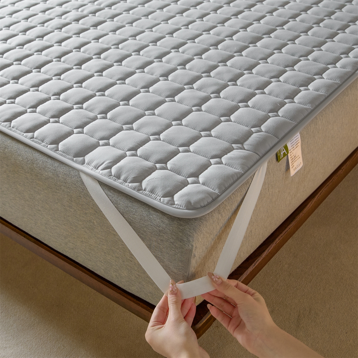 91家纺网 家纺一手货源 找家纺 居眠 2026新款防水防滑夹棉床护垫-星格 星格-灰