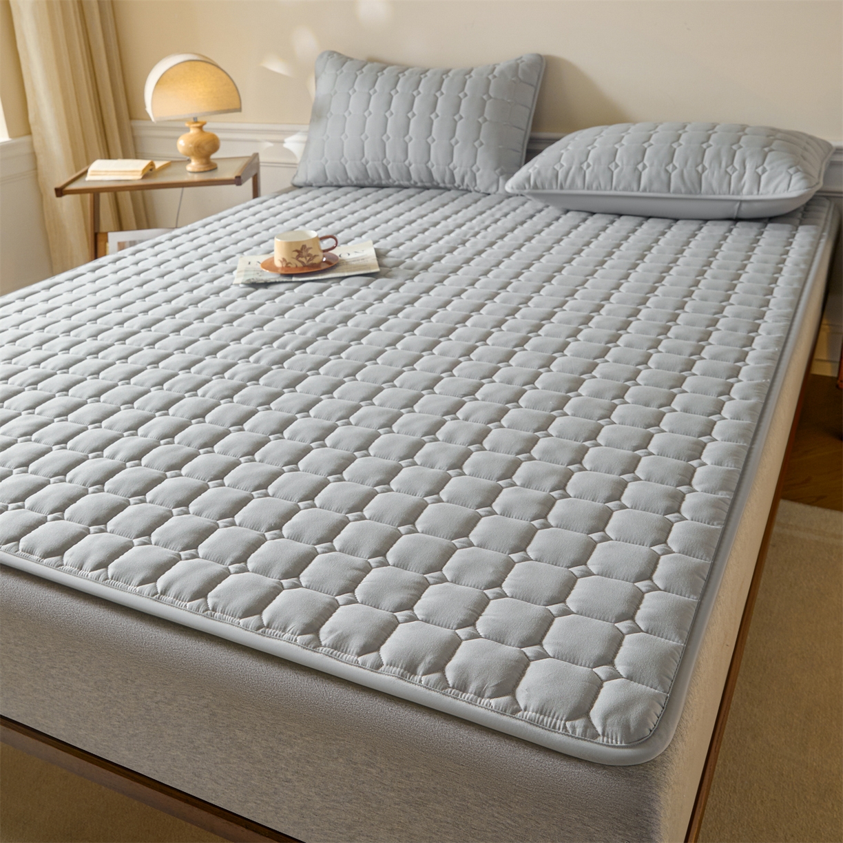 91家纺网 家纺一手货源 找家纺 居眠 2026新款防水防滑夹棉床护垫-星格 星格-灰