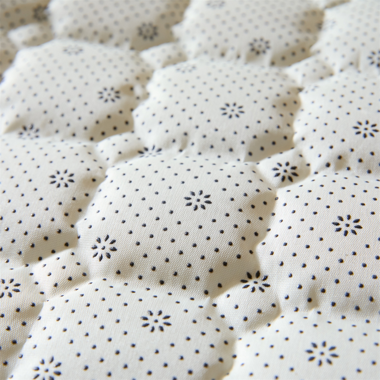 91家纺网 家纺一手货源 找家纺 居眠 2026新款防水防滑夹棉床护垫-星格 星格-卡