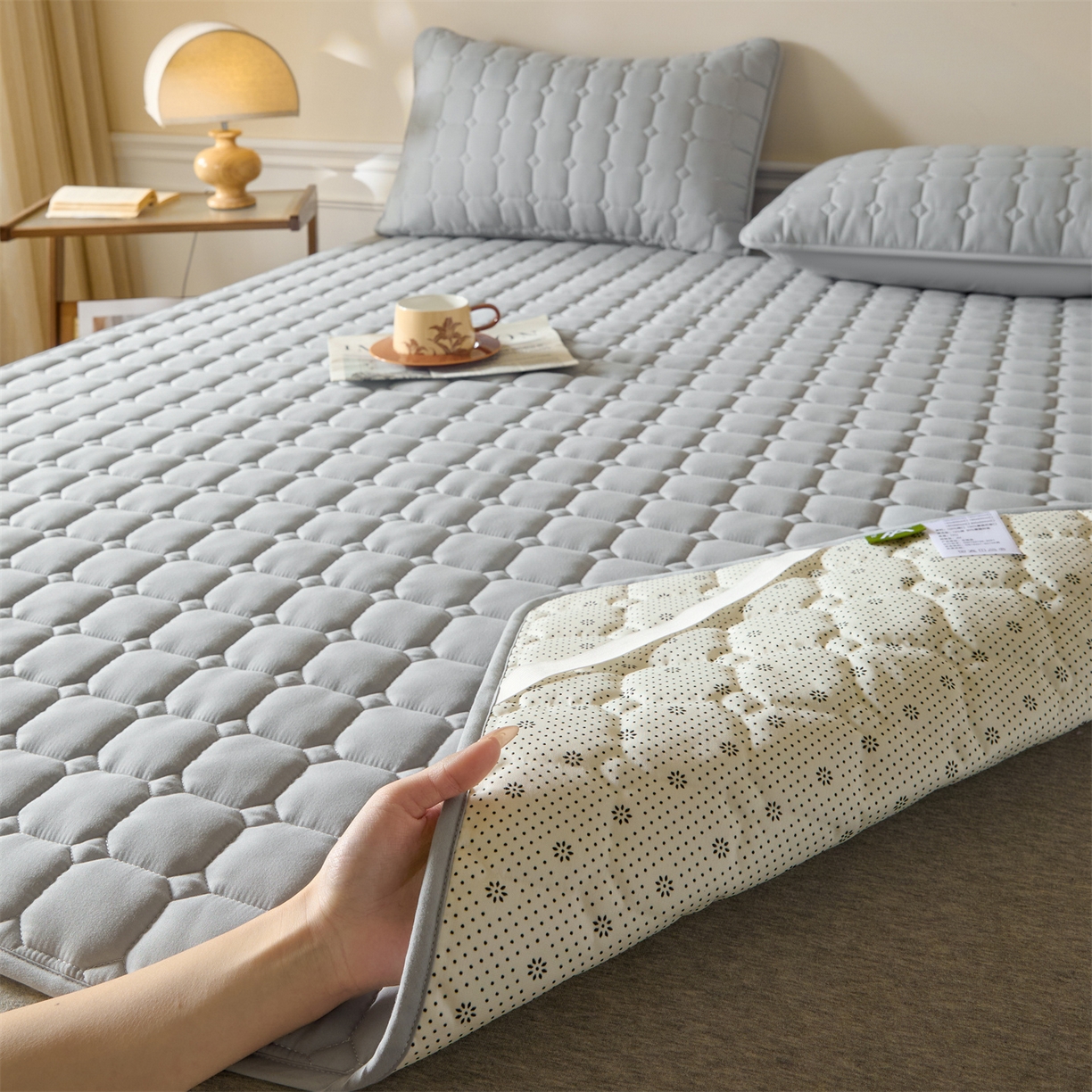 91家纺网 家纺一手货源 找家纺 居眠 2026新款防水防滑夹棉床护垫-星格 星格-灰