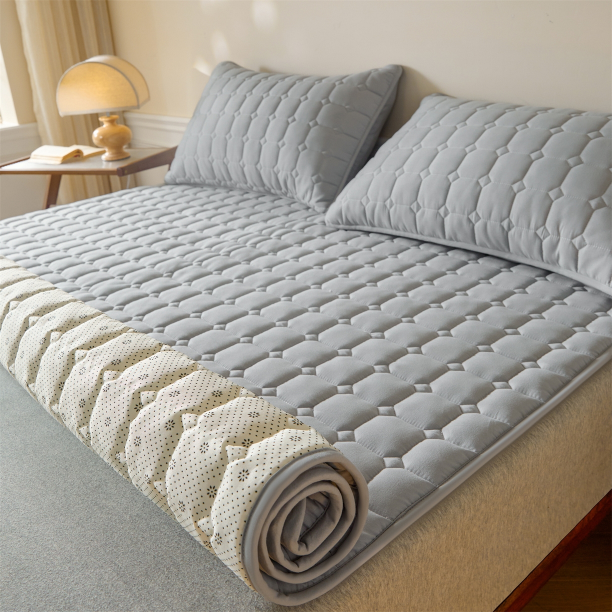 91家纺网 家纺一手货源 找家纺 居眠 2026新款防水防滑夹棉床护垫-星格 星格-灰